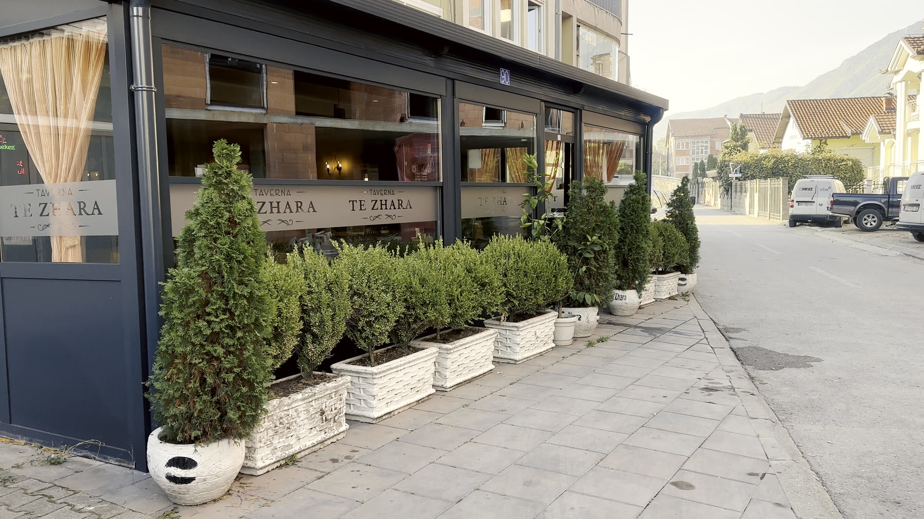 Fasada e Tavernës Zhara nga rruga