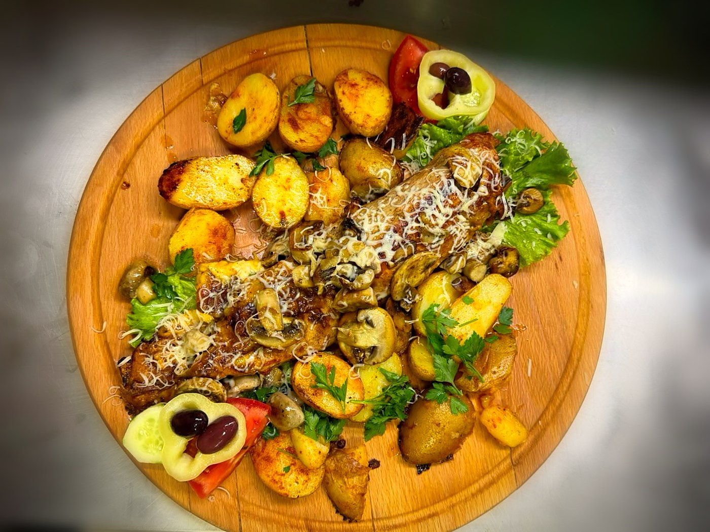Mish pule me kërpudha, djathë dhe patate të pjekura